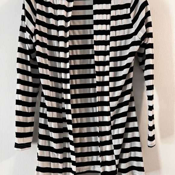 Black and white striped cardigan - Picture 2 of 2